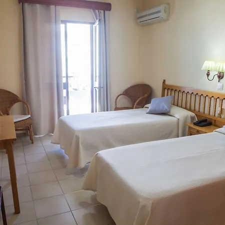 Tres Jotas Conil 2* Коніль-де-ла-Фронтера