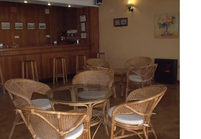 Tres Jotas Conil 酒店 2*