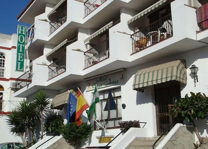 Tres Jotas Conil 酒店 2*